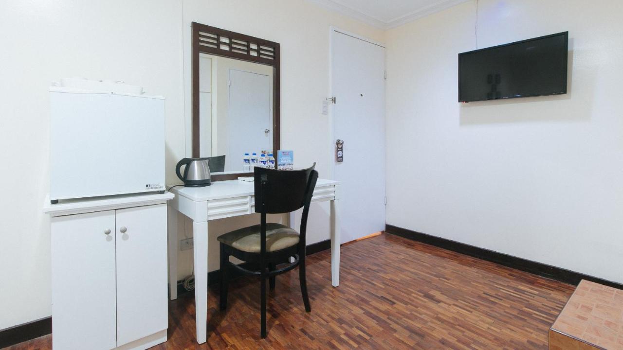 Reddoorz Premium Near Greenbelt Makati - Vaccinated Staff Makati City Exterior photo
